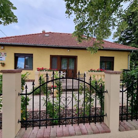 Muskatlis Haz Apartment Balatonlelle Exterior photo